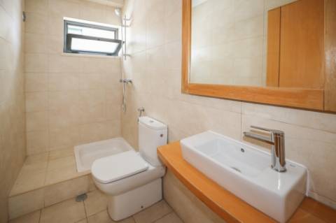 Moradia Isolada T5 Renovada com Garagem e Espaço Exterior no Feijó, Almada