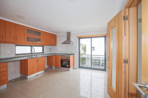 Moradia Isolada T5 Renovada com Garagem e Espaço Exterior no Feijó, Almada