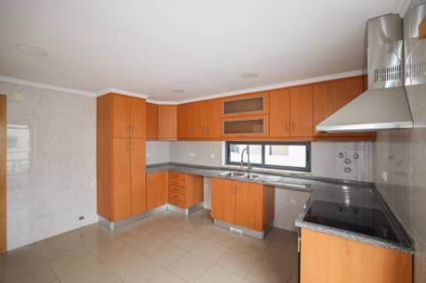 Moradia Isolada T5 Renovada com Garagem e Espaço Exterior no Feijó, Almada