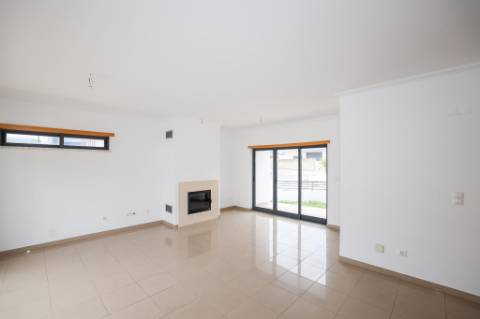 Moradia Isolada T5 Renovada com Garagem e Espaço Exterior no Feijó, Almada