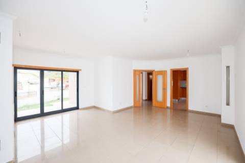 Moradia Isolada T5 Renovada com Garagem e Espaço Exterior no Feijó, Almada