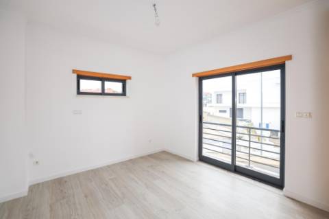 Moradia Isolada T5 Renovada com Garagem e Espaço Exterior no Feijó, Almada