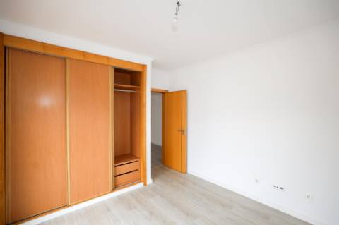 Moradia Isolada T5 Renovada com Garagem e Espaço Exterior no Feijó, Almada