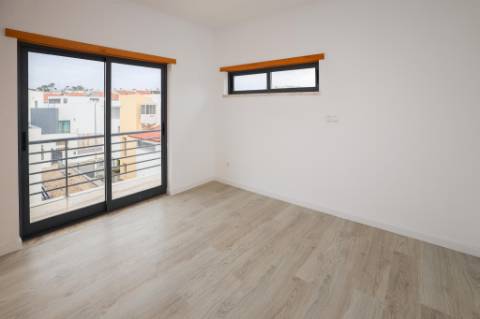 Moradia Isolada T5 Renovada com Garagem e Espaço Exterior no Feijó, Almada