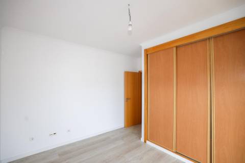 Moradia Isolada T5 Renovada com Garagem e Espaço Exterior no Feijó, Almada