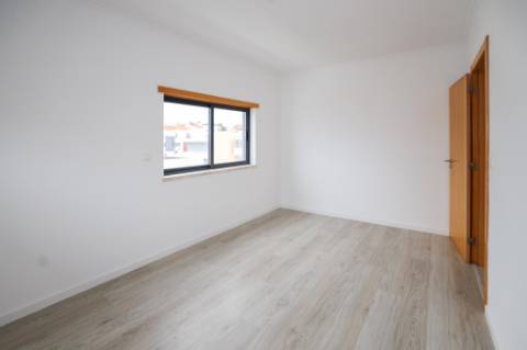 Moradia Isolada T5 Renovada com Garagem e Espaço Exterior no Feijó, Almada