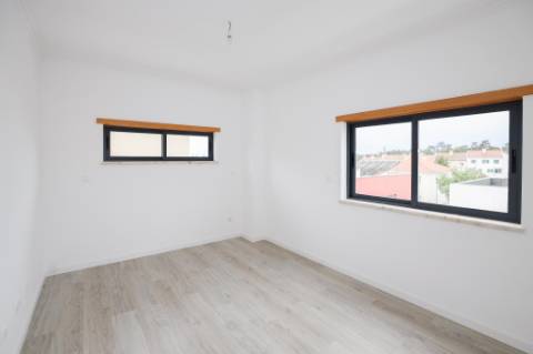 Moradia Isolada T5 Renovada com Garagem e Espaço Exterior no Feijó, Almada