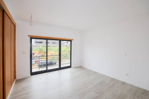 Moradia Isolada T5 Renovada com Garagem e Espaço Exterior no Feijó, Almada