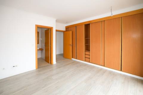 Moradia Isolada T5 Renovada com Garagem e Espaço Exterior no Feijó, Almada