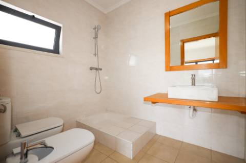 Moradia Isolada T5 Renovada com Garagem e Espaço Exterior no Feijó, Almada