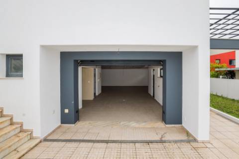 Moradia Isolada T5 Renovada com Garagem e Espaço Exterior no Feijó, Almada