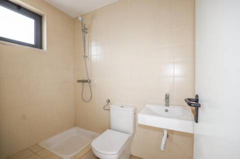 Moradia Isolada T5 Renovada com Garagem e Espaço Exterior no Feijó, Almada