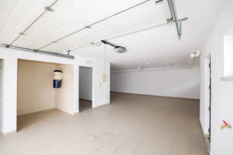 Moradia Isolada T5 Renovada com Garagem e Espaço Exterior no Feijó, Almada