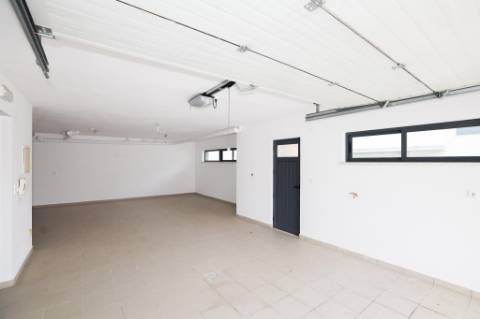 Moradia Isolada T5 Renovada com Garagem e Espaço Exterior no Feijó, Almada