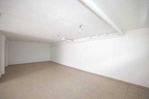 Moradia Isolada T5 Renovada com Garagem e Espaço Exterior no Feijó, Almada