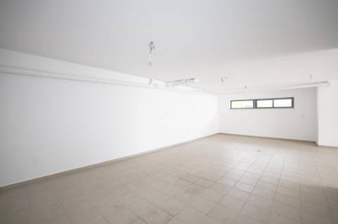 Moradia Isolada T5 Renovada com Garagem e Espaço Exterior no Feijó, Almada