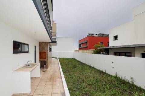 Moradia Isolada T5 Renovada com Garagem e Espaço Exterior no Feijó, Almada