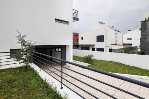 Moradia Isolada T5 Renovada com Garagem e Espaço Exterior no Feijó, Almada