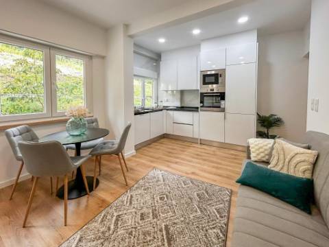 Apartamento T2 à Venda na Rua Dr. João de Barros, Benfica