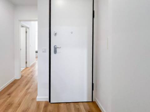 Apartamento T2 à Venda na Rua Dr. João de Barros, Benfica