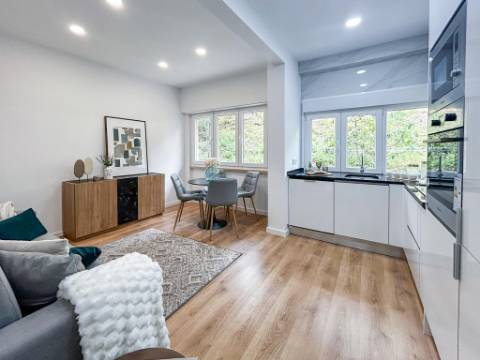 Apartamento T2 à Venda na Rua Dr. João de Barros, Benfica