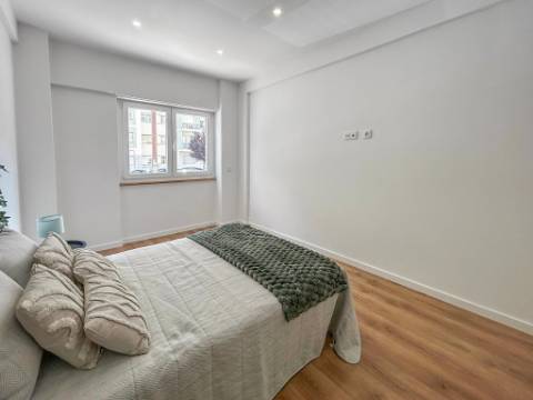 Apartamento T2 à Venda na Rua Dr. João de Barros, Benfica