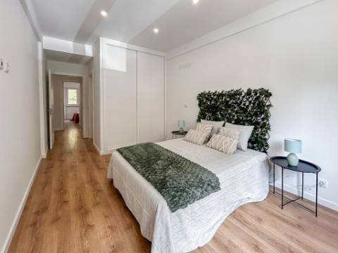 Apartamento T2 à Venda na Rua Dr. João de Barros, Benfica