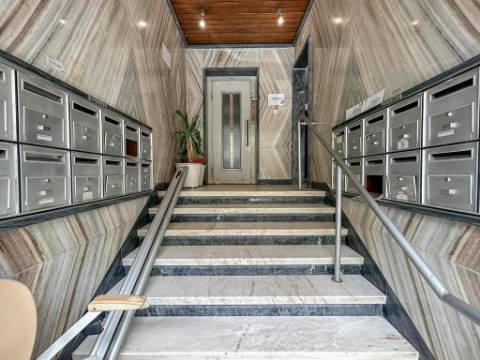 Apartamento T2 à Venda na Rua Dr. João de Barros, Benfica