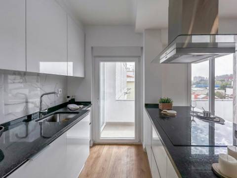 Apartamento T3 com Remodelação Total à Venda na Avenida do Uruguai, Benfica