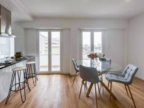 Apartamento T3 com Remodelação Total à Venda na Avenida do Uruguai, Benfica