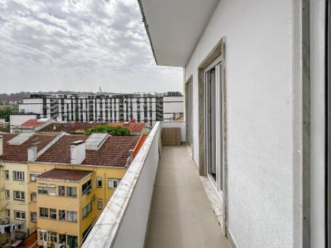 Apartamento T3 com Remodelação Total à Venda na Avenida do Uruguai, Benfica