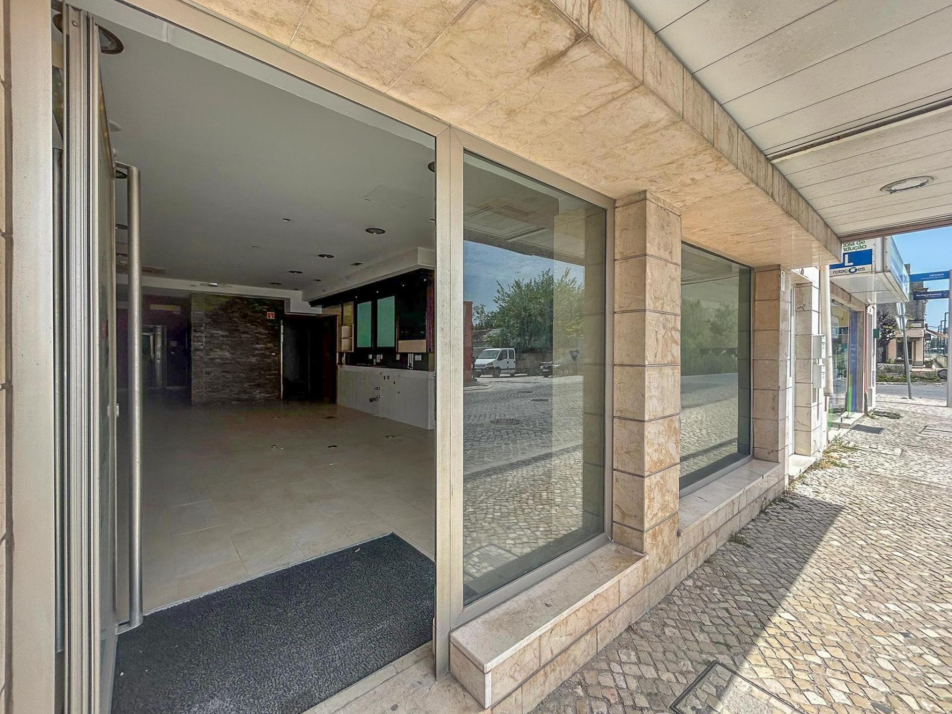 Espaço comercial com montra e licença de utilização para indústria panificadora no Barreiro