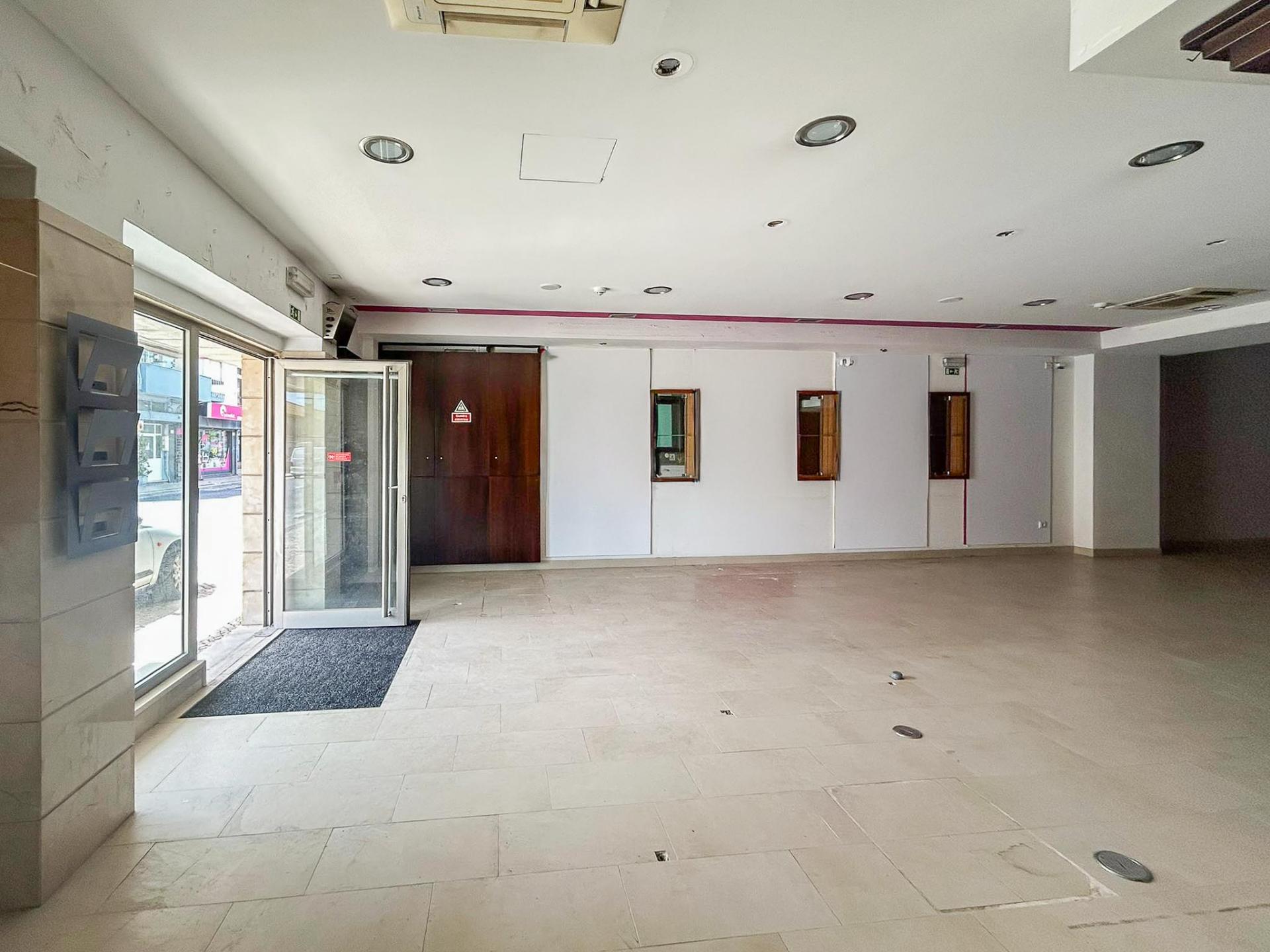 Espaço comercial com montra e licença de utilização para indústria panificadora no Barreiro