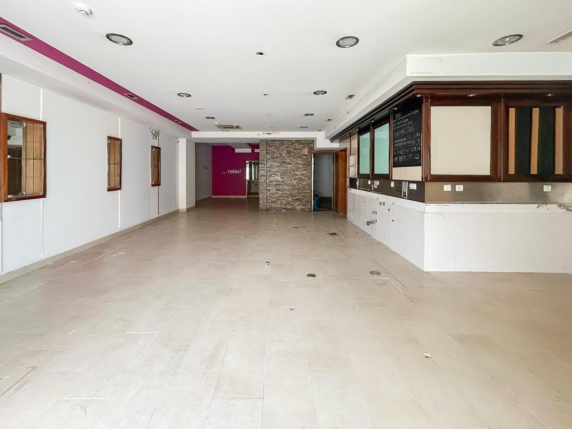 Espaço comercial com montra e licença de utilização para indústria panificadora no Barreiro