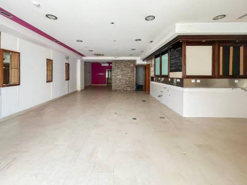 Espaço comercial com montra e licença de utilização para indústria panificadora no Barreiro