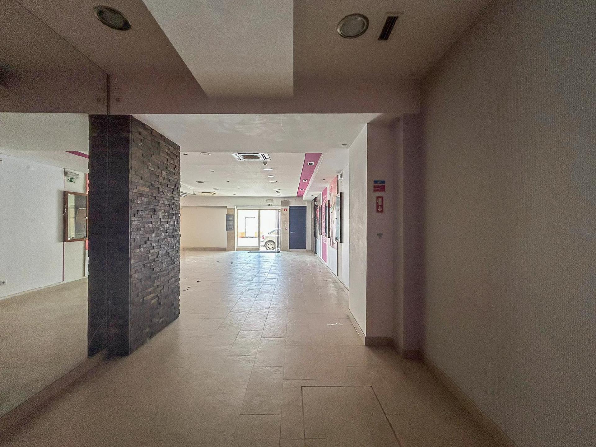 Espaço comercial com montra e licença de utilização para indústria panificadora no Barreiro