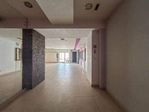 Espaço comercial com montra e licença de utilização para indústria panificadora no Barreiro