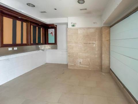 Espaço comercial com montra e licença de utilização para indústria panificadora no Barreiro