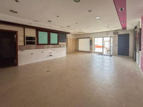Espaço comercial com montra e licença de utilização para indústria panificadora no Barreiro