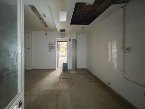 Espaço comercial com montra e licença de utilização para indústria panificadora no Barreiro