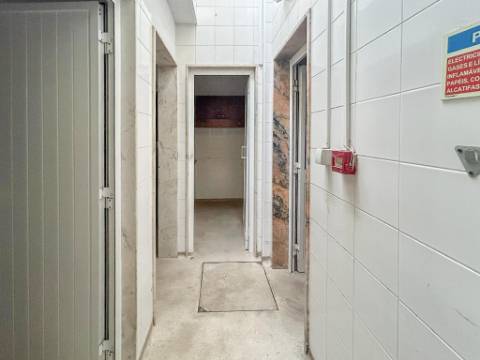 Espaço comercial com montra e licença de utilização para indústria panificadora no Barreiro