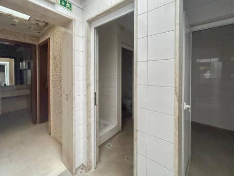 Espaço comercial com montra e licença de utilização para indústria panificadora no Barreiro