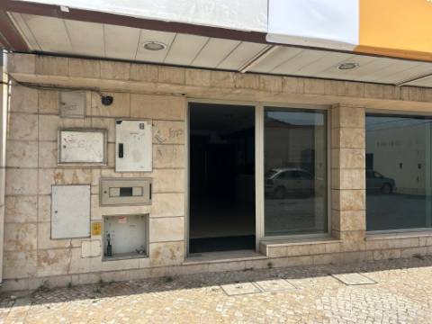 Espaço comercial com montra e licença de utilização para indústria panificadora no Barreiro