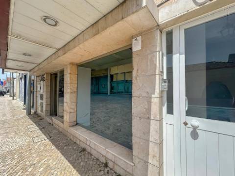 Espaço comercial com montra e licença de utilização para indústria panificadora no Barreiro