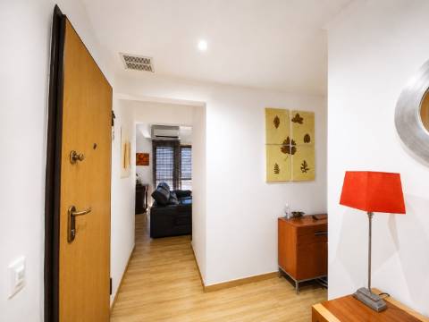 Apartamento T4 remodelado com varanda no centro de Corroios