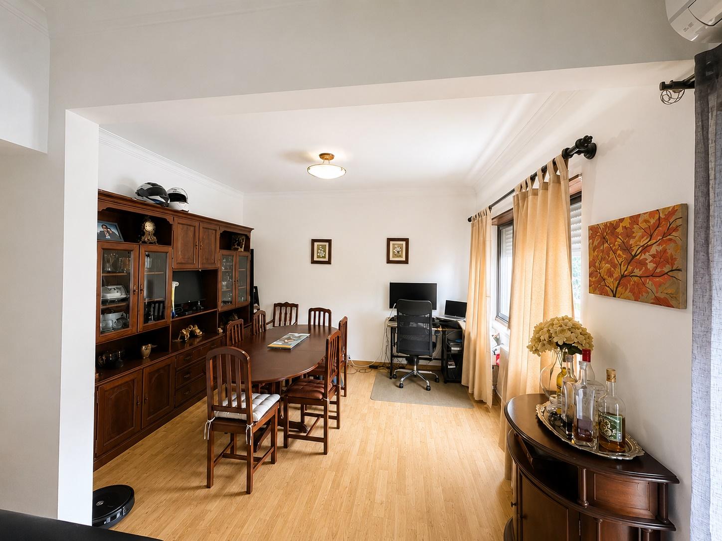 Apartamento T4 remodelado com varanda no centro de Corroios