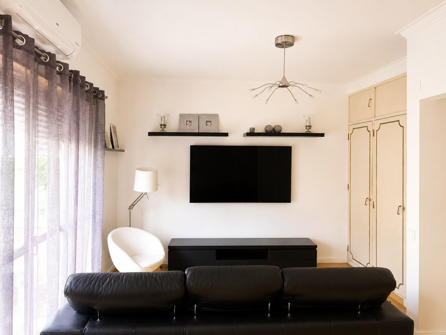 Apartamento T4 remodelado com varanda no centro de Corroios