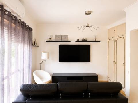 Apartamento T4 remodelado com varanda no centro de Corroios
