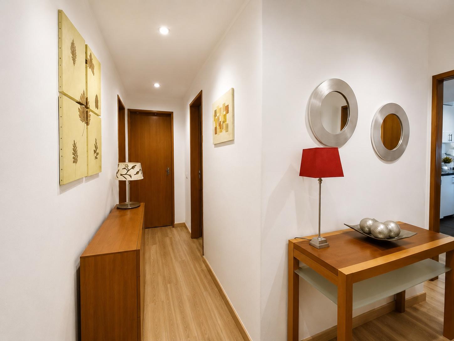 Apartamento T4 remodelado com varanda no centro de Corroios