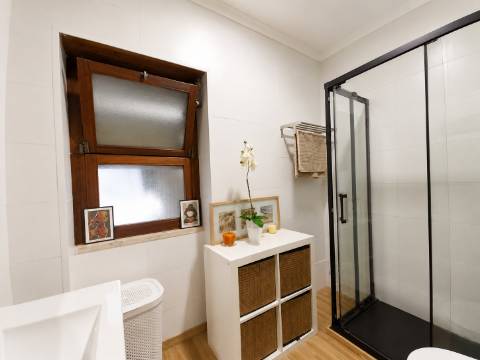 Apartamento T4 remodelado com varanda no centro de Corroios